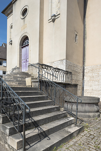 La volée de marches pour accéder à la chapelle. © Jérôme Mongreville / Région Bourgogne-Franche-Comté, Inventaire du patrimoine - 2017