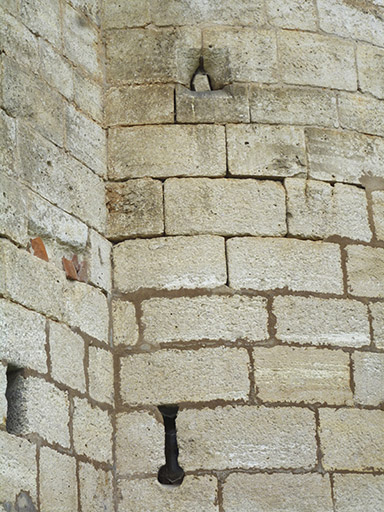 Canonnière du 15e siècle à la base de la tourelle exposée au nord-est. © Sonia Dourlot / Région Bourgogne-Franche-Comté, Inventaire du patrimoine - 2017