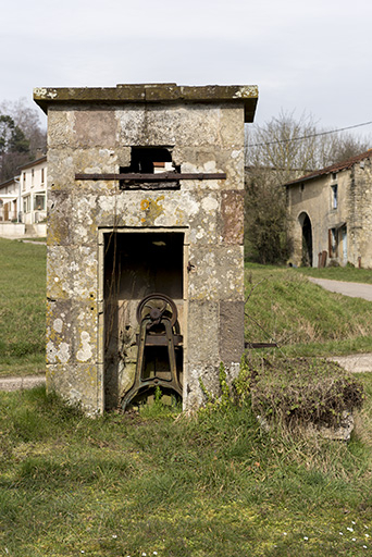 Vue de face (sud) de la fontaine. © Sonia Dourlot / Région Bourgogne-Franche-Comté, Inventaire du patrimoine - 2017