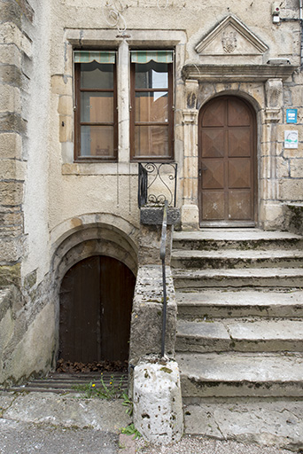Les ouvertures permettant d'accéder à la maison et à la cave. © Jérôme Mongreville / Région Bourgogne-Franche-Comté, Inventaire du patrimoine - 2017