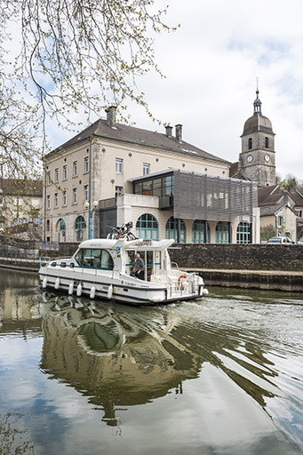 La dérivation avec l'hôtel de ville et l'église. © Jérôme Mongreville / Région Bourgogne-Franche-Comté, Inventaire du patrimoine - 2017