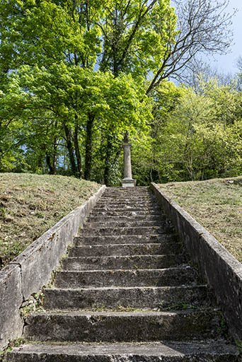 Escalier menant à une croix, ancien cimetière. © Jérôme Mongreville / Région Bourgogne-Franche-Comté, Inventaire du patrimoine - 2017