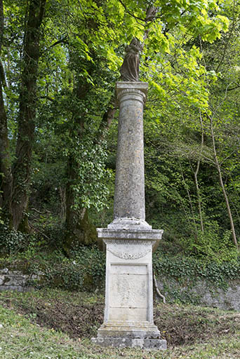 Croix située à l'ancien cimetière, rue de l'Eglise. © Jérôme Mongreville / Région Bourgogne-Franche-Comté, Inventaire du patrimoine - 2017