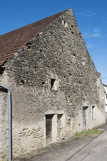Mur pignon de la ferme située à l'angle de l'impasse du Château. © Jérôme Mongreville / Région Bourgogne-Franche-Comté, Inventaire du patrimoine - 2017 Mur pignon de la ferme située à l'angle de l'impasse du Château. © Jérôme Mongreville / Région Bourgogne-Franche-Comté, Inventaire du patrimoine - 2017