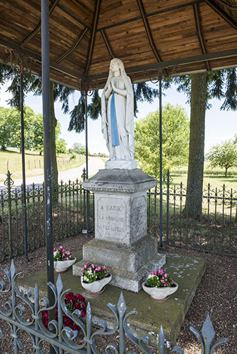 Statue de la Vierge de l'oratoire situé à l'entrée du village route de Scey-sur-Saône.  © Jérôme Mongreville / Région Bourgogne-Franche-Comté, Inventaire du patrimoine - 2017 Statue de la Vierge de l'oratoire situé à l'entrée du village route de Scey-sur-Saône.  © Jérôme Mongreville / Région Bourgogne-Franche-Comté, Inventaire du patrimoine - 2017