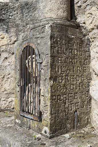 Inscriptions (côté droit) sur le socle de la croix située au centre du village.  © Jérôme Mongreville / Région Bourgogne-Franche-Comté, Inventaire du patrimoine - 2017 Inscriptions (côté droit) sur le socle de la croix située au centre du village.  © Jérôme Mongreville / Région Bourgogne-Franche-Comté, Inventaire du patrimoine - 2017