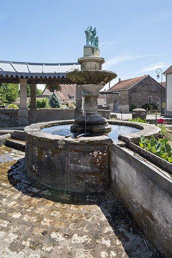 Le bassin central de la fontaine.  © Jérôme Mongreville / Région Bourgogne-Franche-Comté, Inventaire du patrimoine - 2017 Le bassin central de la fontaine.  © Jérôme Mongreville / Région Bourgogne-Franche-Comté, Inventaire du patrimoine - 2017