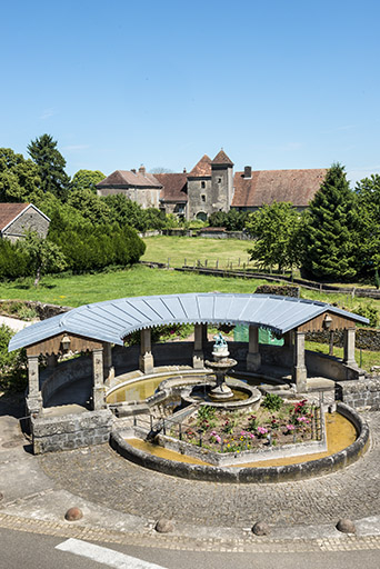 Vue d'ensemble de la fontaine avec la maison forte en arrière-plan.  © Jérôme Mongreville / Région Bourgogne-Franche-Comté, Inventaire du patrimoine - 2017 Vue d'ensemble de la fontaine avec la maison forte en arrière-plan.  © Jérôme Mongreville / Région Bourgogne-Franche-Comté, Inventaire du patrimoine - 2017