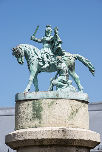 La statuette en métal ornant le bassin central représentant Saint Martin partageant son manteau avec un mendiant. © Jérôme Mongreville / Région Bourgogne-Franche-Comté, Inventaire du patrimoine - 2017 La statuette en métal ornant le bassin central représentant Saint Martin partageant son manteau avec un mendiant. © Jérôme Mongreville / Région Bourgogne-Franche-Comté, Inventaire du patrimoine - 2017