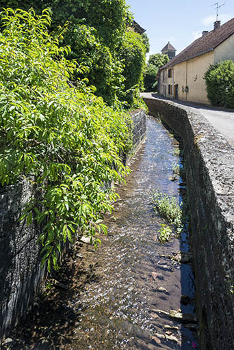 Le ruisseau canalisant traversant le village.  © Jérôme Mongreville / Région Bourgogne-Franche-Comté, Inventaire du patrimoine - 2017 Le ruisseau canalisant traversant le village.  © Jérôme Mongreville / Région Bourgogne-Franche-Comté, Inventaire du patrimoine - 2017
