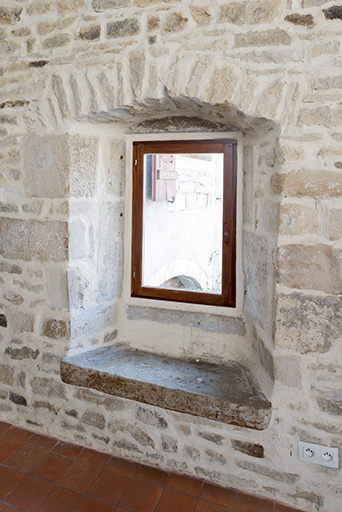 Fenêtre avec pierre à évier, premier étage. © Jérôme Mongreville / Région Bourgogne-Franche-Comté, Inventaire du patrimoine - 2017