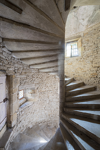 Escalier suspendu, vue depuis le premier étage. © Jérôme Mongreville / Région Bourgogne-Franche-Comté, Inventaire du patrimoine - 2017