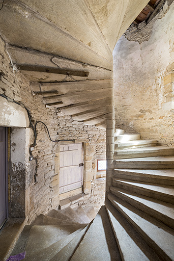Esacalier situé dans l'ancien prieuré. © Jérôme Mongreville / Région Bourgogne-Franche-Comté, Inventaire du patrimoine - 2017