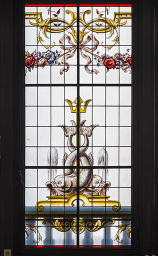 Verrière côté rue, détail : la partie centrale de la verrière, la fontaine et les dauphins. © Jérôme Mongreville / Région Bourgogne-Franche-Comté, Inventaire du patrimoine - 2017