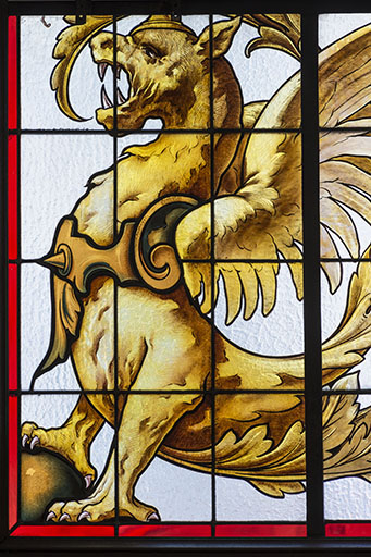 Verrière, côté rue, détail : le griffon dans l'angle inférieur gauche. © Jérôme Mongreville / Région Bourgogne-Franche-Comté, Inventaire du patrimoine - 2017