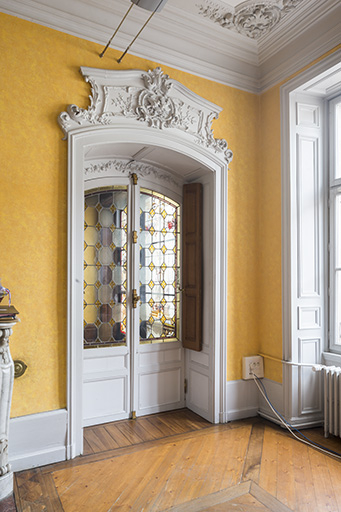 Porte à chassis vitré conduisant à la salle de bal (ou de musique). © Jérôme Mongreville / Région Bourgogne-Franche-Comté, Inventaire du patrimoine - 2017