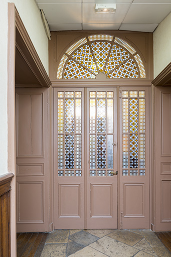Porte intérieure vitrée du vestibule. © Jérôme Mongreville / Région Bourgogne-Franche-Comté, Inventaire du patrimoine - 2017