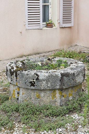 Puits en pierre situé dans la cour de la ferme rue de la Prarie.  © Jérôme Mongreville / Région Bourgogne-Franche-Comté, Inventaire du patrimoine - 2017 Puits en pierre situé dans la cour de la ferme rue de la Prarie.  © Jérôme Mongreville / Région Bourgogne-Franche-Comté, Inventaire du patrimoine - 2017