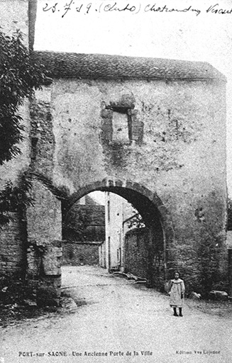 Ancienne porte de la ville, carte postale (1ère moitié 20e siècle). © Guillaume Gézolme / Région Bourgogne-Franche-Comté, Inventaire du patrimoine - 2017