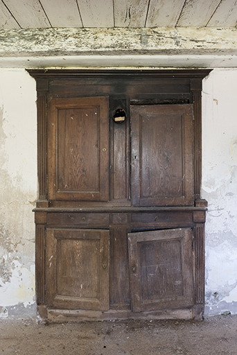 Intérieur, salle à manger : le buffet derrière la cheminée de la cuisine. © Sonia Dourlot / Région Bourgogne-Franche-Comté, Inventaire du patrimoine - 2017