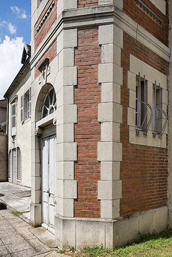 Base de la tourelle avec jeux de chainages en pierre de taille. © Jérôme Mongreville / Région Bourgogne-Franche-Comté, Inventaire du patrimoine - 2017