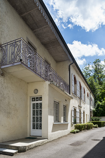 Vue latérale des communs. © Jérôme Mongreville / Région Bourgogne-Franche-Comté, Inventaire du patrimoine - 2017