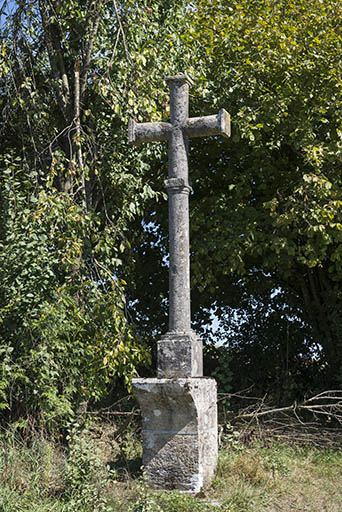 Croix en pierre située rue de la Grande Vie. © Jérôme Mongreville / Région Bourgogne-Franche-Comté, Inventaire du patrimoine - 2017 Croix en pierre située rue de la Grande Vie. © Jérôme Mongreville / Région Bourgogne-Franche-Comté, Inventaire du patrimoine - 2017