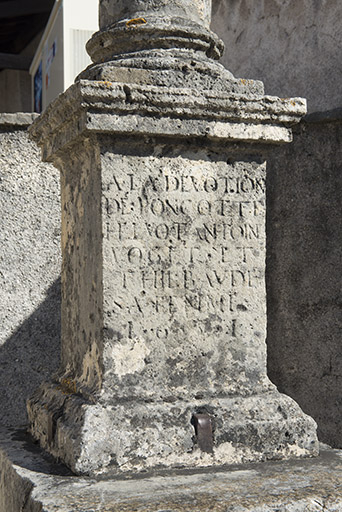 Inscriptions sur le socle. © Jérôme Mongreville / Région Bourgogne-Franche-Comté, Inventaire du patrimoine - 2017
