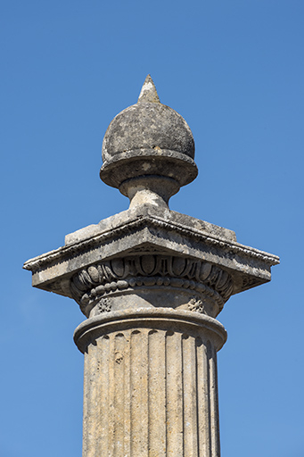 Le chapiteau avec pot-à-feu. © Jérôme Mongreville / Région Bourgogne-Franche-Comté, Inventaire du patrimoine - 2017