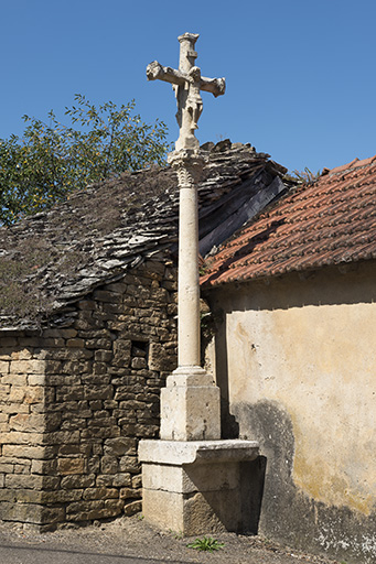 Croix située en haut du village. © Jérôme Mongreville / Région Bourgogne-Franche-Comté, Inventaire du patrimoine - 2017
