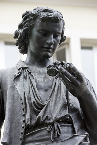 Statue de Daniel Jeanrichard au Locle (Charles Iguel, 1888) : détail. © Sonia Dourlot / Région Bourgogne-Franche-Comté, Inventaire du patrimoine - 2018