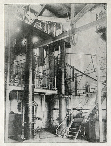 Distillerie de Roche-les-Beaupré [colonnes de distillation], photogr., s.d. [1923]. © Raphaël Favereaux / Région Bourgogne-Franche-Comté, Inventaire du patrimoine - 2018