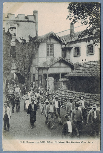L'Isle-sur-le-Doubs - L’usine. Sortie des ouvriers, carte postale, s.d. [fin 19e ou début 20e siècle]. © Raphaël Favereaux / Région Bourgogne-Franche-Comté, Inventaire du patrimoine - 2018