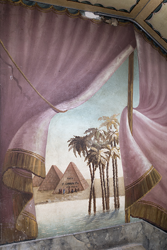 3e palier (à droite) : pyramides et palmiers. © Sonia Dourlot / Région Bourgogne-Franche-Comté, Inventaire du patrimoine - 2018