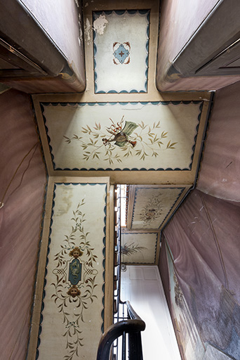 Plafond depuis le repos entre le 2e et le 3e palier (4e volée à gauche, 5e à droite). © Sonia Dourlot / Région Bourgogne-Franche-Comté, Inventaire du patrimoine - 2018