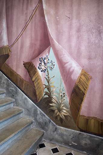 Repos entre le 2e et le 3e palier (à gauche) : fleurs bleues. © Sonia Dourlot / Région Bourgogne-Franche-Comté, Inventaire du patrimoine - 2018