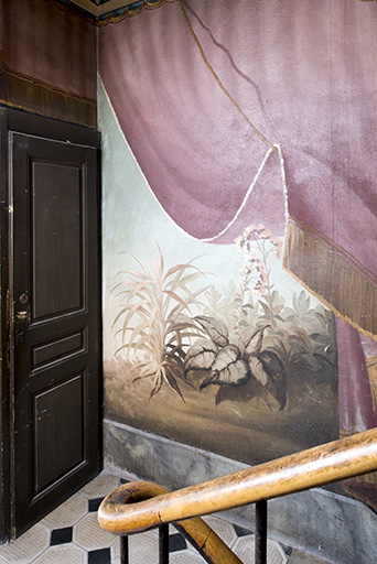 Repos entre le 2e et le 3e palier (à droite) : végétation avec fleurs. © Sonia Dourlot / Région Bourgogne-Franche-Comté, Inventaire du patrimoine - 2018