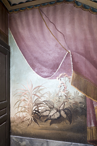 Repos entre le 2e et le 3e palier (à droite) : végétation avec fleurs (détail). © Sonia Dourlot / Région Bourgogne-Franche-Comté, Inventaire du patrimoine - 2018