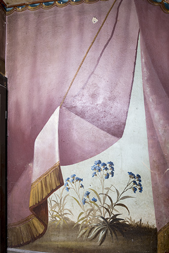 Repos entre le 1er et le 2e palier (à droite) : fleurs. © Sonia Dourlot / Région Bourgogne-Franche-Comté, Inventaire du patrimoine - 2018