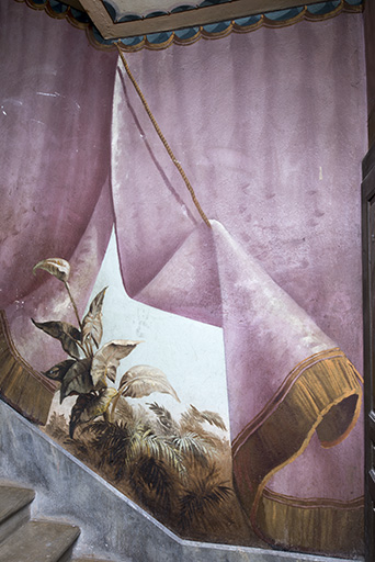 Repos entre le 1er et le 2e palier (à gauche) : plante grasse (arum ?). © Sonia Dourlot / Région Bourgogne-Franche-Comté, Inventaire du patrimoine - 2018