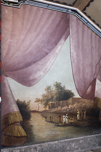 1er palier (à droite) : personnages entre rivière et murailles, en Afrique. © Sonia Dourlot / Région Bourgogne-Franche-Comté, Inventaire du patrimoine - 2018