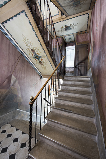 Cage d'escalier décorée. © Sonia Dourlot / Région Bourgogne-Franche-Comté, Inventaire du patrimoine - 2018