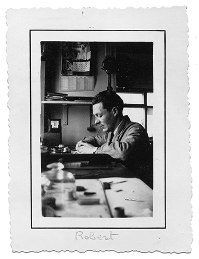 [Robert Bonnet à l'établi], décennie 1940. © Laurent Poupard / Région Bourgogne-Franche-Comté, Inventaire du patrimoine - 2018