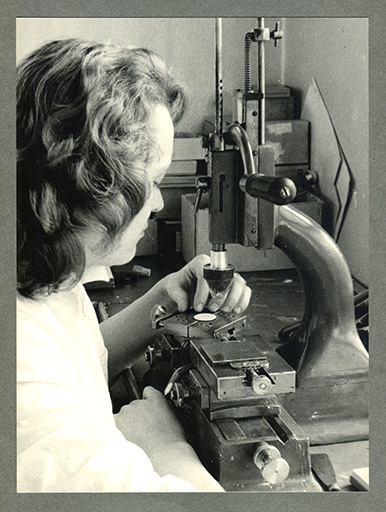 Ouvrière au travail : marquage du cadran, années 1960. © Laurent Poupard / Région Bourgogne-Franche-Comté, Inventaire du patrimoine - 2018 Ouvrière au travail : marquage du cadran, années 1960. © Laurent Poupard / Région Bourgogne-Franche-Comté, Inventaire du patrimoine - 2018