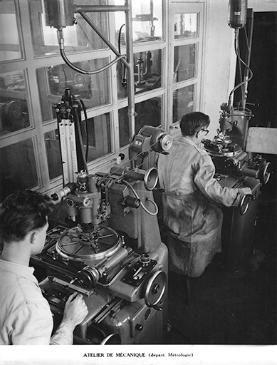 Atelier de mécanique (départ. Métrologie), vers 1950. © Bourgeois / Région Bourgogne-Franche-Comté, Inventaire du patrimoine - 2018 Atelier de mécanique (départ. Métrologie), vers 1950. © Bourgeois / Région Bourgogne-Franche-Comté, Inventaire du patrimoine - 2018