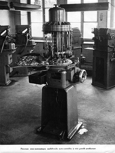 Perceuse semi-automatique multibroche auto-contrôlée à très grande production, vers 1950. © Bourgeois / Région Bourgogne-Franche-Comté, Inventaire du patrimoine - 2018 Perceuse semi-automatique multibroche auto-contrôlée à très grande production, vers 1950. © Bourgeois / Région Bourgogne-Franche-Comté, Inventaire du patrimoine - 2018