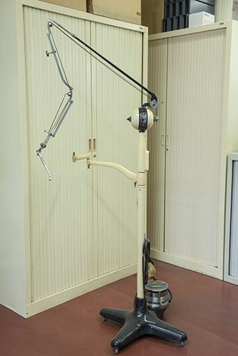 Potence de dentiste Quétin, bras articulé et pièce à main.  © Jérôme Mongreville / Région Bourgogne-Franche-Comté, Inventaire du patrimoine - 2018