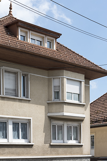 Façade antérieure : baies des étages et oriel. © Sonia Dourlot / Région Bourgogne-Franche-Comté, Inventaire du patrimoine - 2018