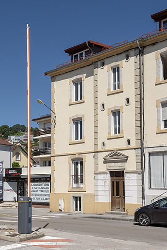 Bâtiment sur rue : travées gauche et centrale de la façade antérieure. © Sonia Dourlot / Région Bourgogne-Franche-Comté, Inventaire du patrimoine - 2018
