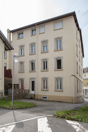 Bâtiment sur rue : façade postérieure, de trois quarts droite. © Sonia Dourlot / Région Bourgogne-Franche-Comté, Inventaire du patrimoine - 2018